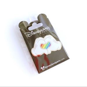 Disneyland Paris Mickey Hands Heart Pin
